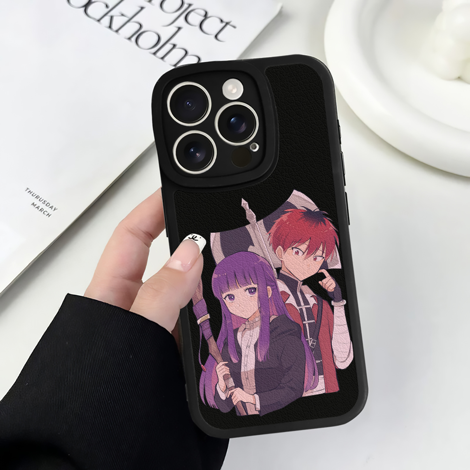 （画像用） 葬送のフリーレン Frieren 【iPhone 16シリーズ対応】シリコンスマホケース（レザー調） 材質：シリコン